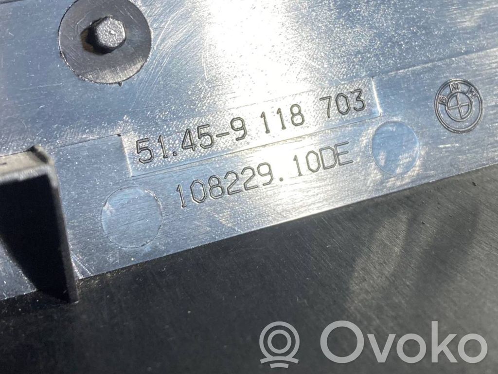 Radiouztvērēja / navigācija dekoratīvā apdare