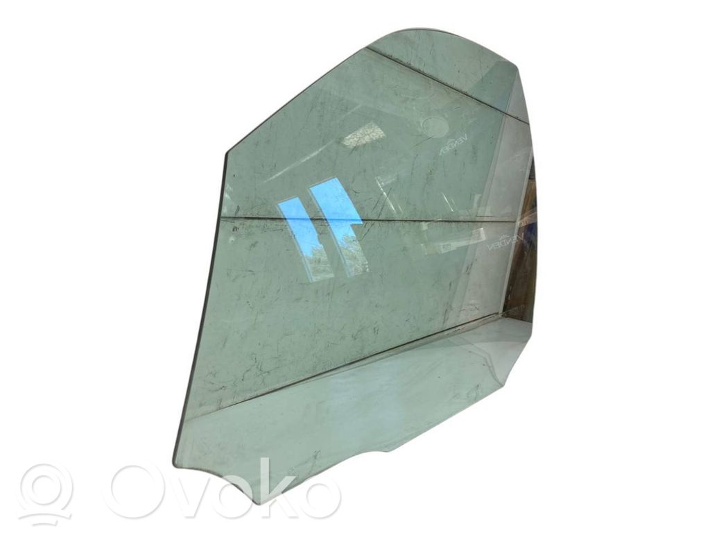 priekšējo durvju stikls (četrdurvju mašīnai)