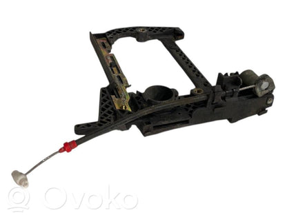 Priekšpusē turētājs / kronšteins ārējam atvēršanas rokturim