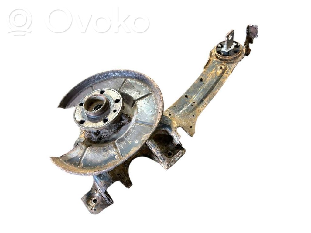 Aizmugurē riteņa rumbas vārpstas šarnīrs (stupica, capfa)