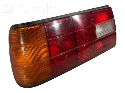 Aizmugurējais lukturis virsbūvē