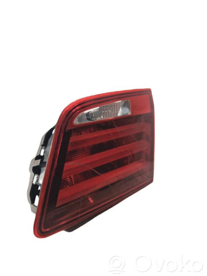 Aizmugurējais lukturis pārsegā