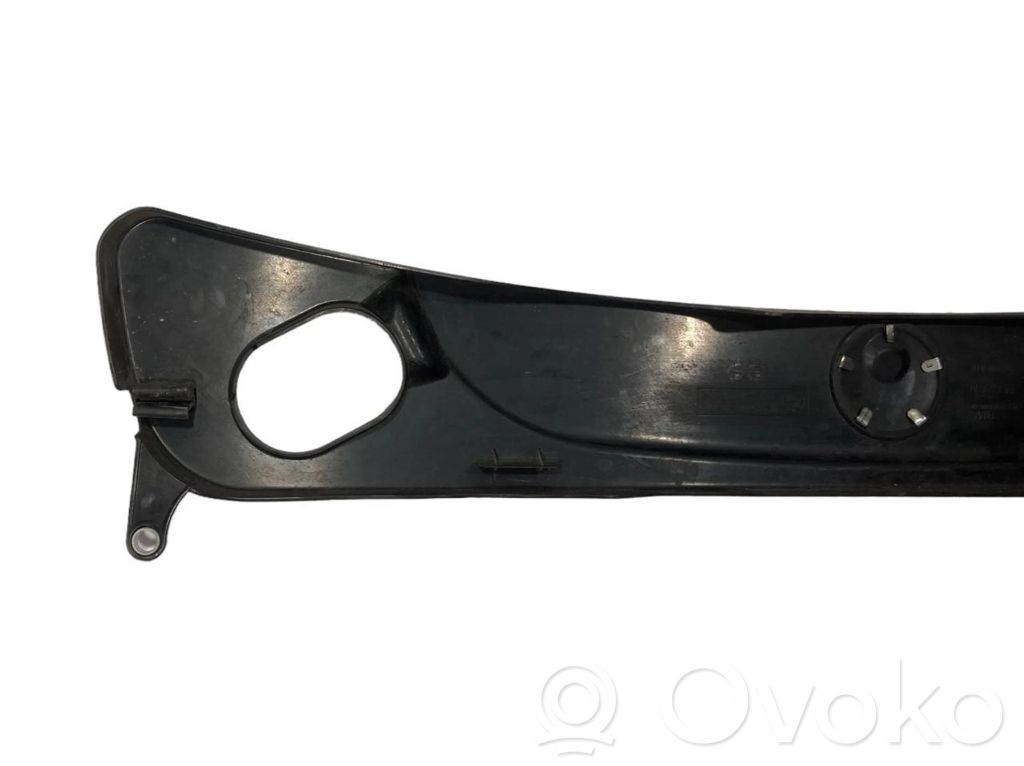 Dzinēja pārsegs (dekoratīva apdare)