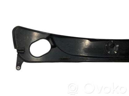 Dzinēja pārsegs (dekoratīva apdare)