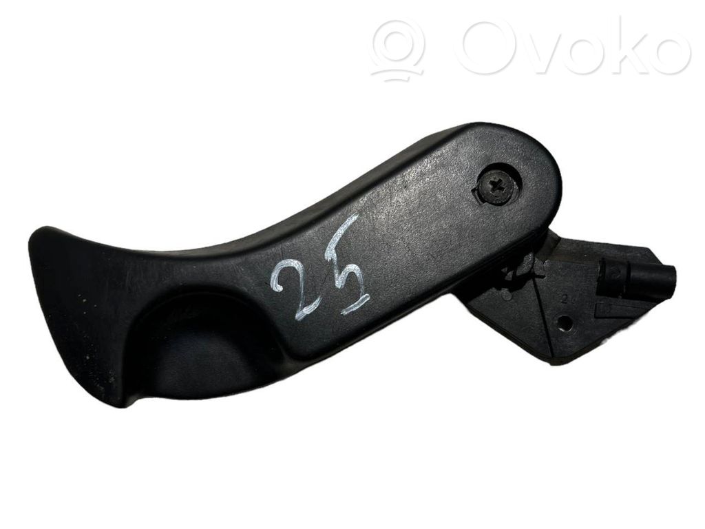 Dzinēja pārsega attaisīšanas rokturītis