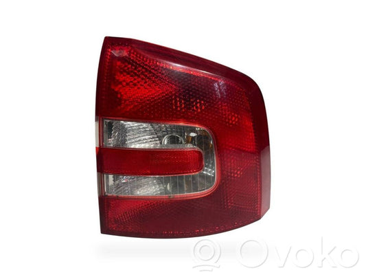 Aizmugurējais lukturis virsbūvē