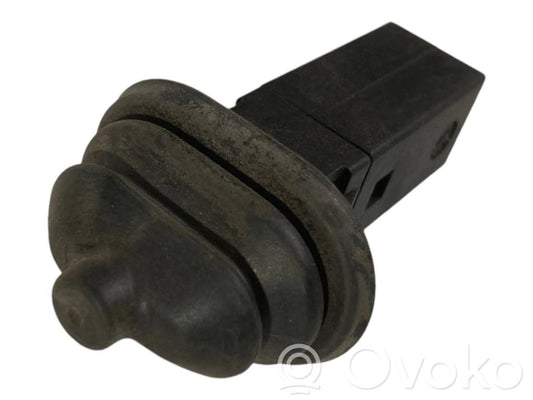 Degvielas tvertnes atvēršanas slēdzis