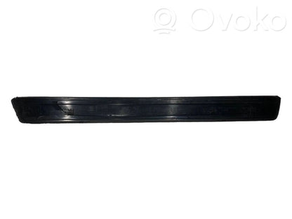 Priekšējā sliekšņa dekoratīvā apdare (iekšējā)