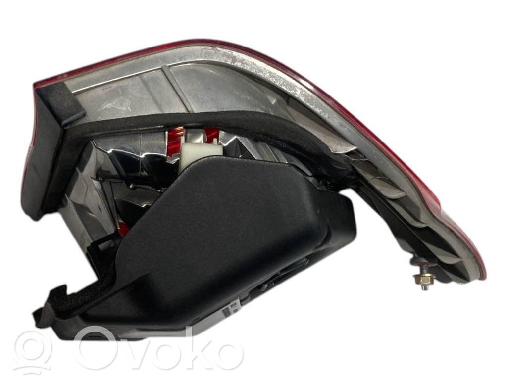 Aizmugurējais lukturis virsbūvē