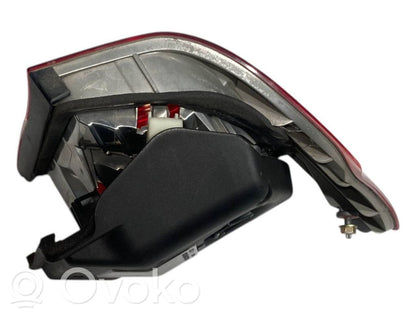 Aizmugurējais lukturis virsbūvē