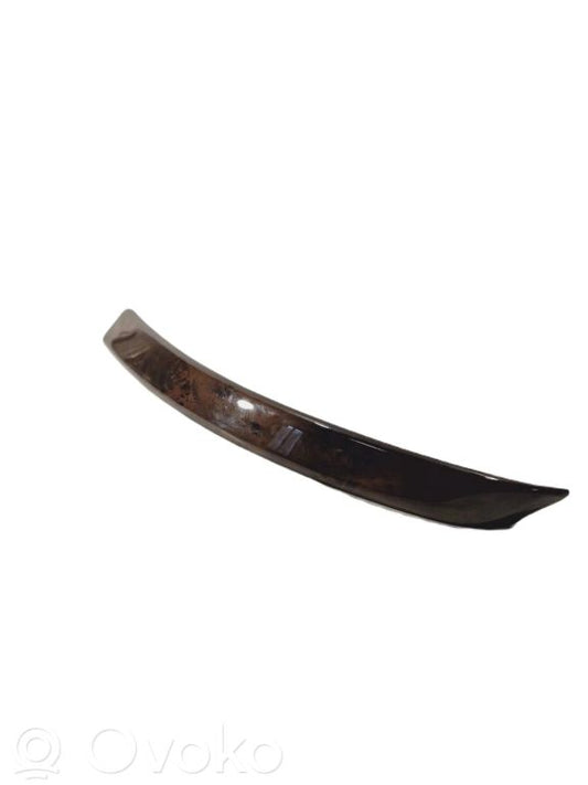 Priekšpusē dekoratīvās apdares lenta