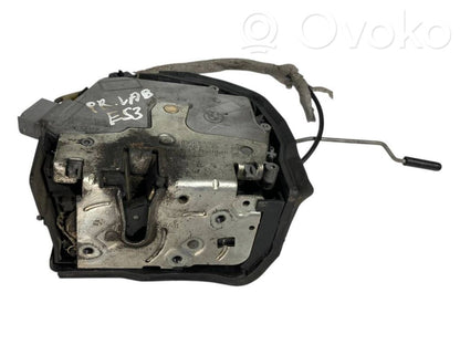 Priekšpusē slēdzene