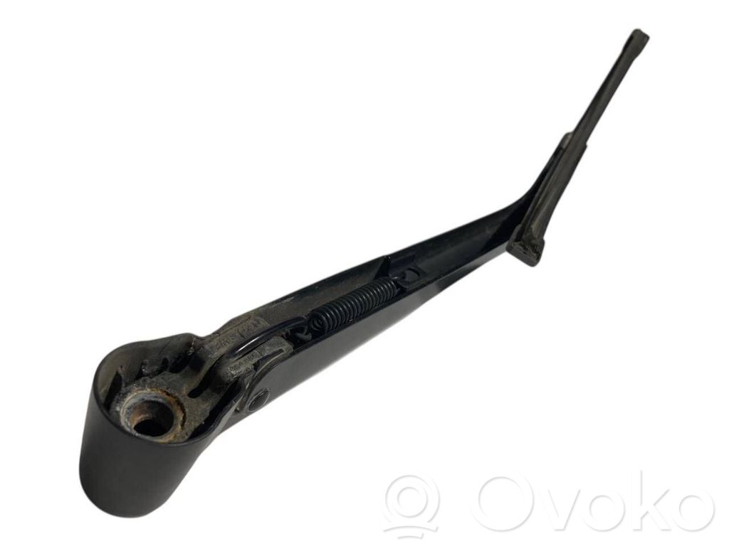 Aizmugurējā loga tīrītāja kājiņa