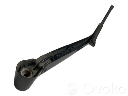 Aizmugurējā loga tīrītāja kājiņa