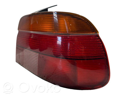 Aizmugurējais lukturis virsbūvē