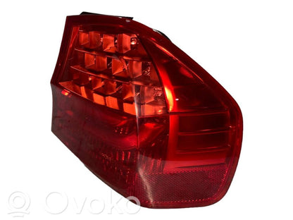 Aizmugurējais lukturis virsbūvē