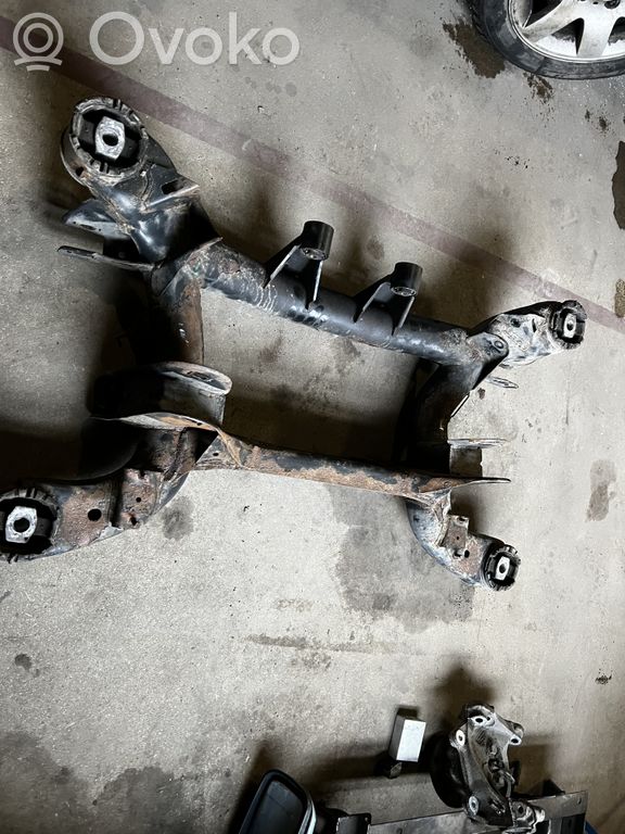 Pusrāmis aizmugurējais / priekšējais